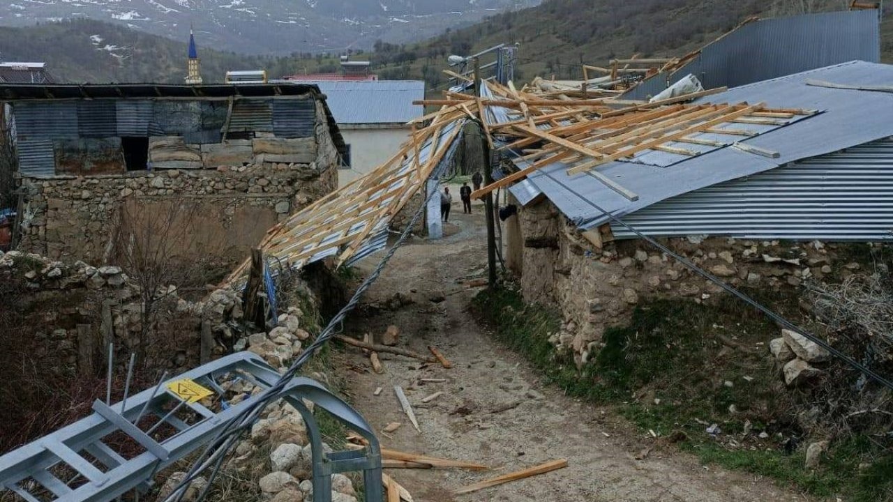 Erzincan'da fırtına çatıları uçurdu
