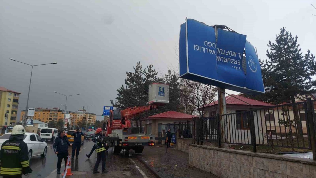 Fırtına Erzurum’da hayatı durdurma noktasına getirdi