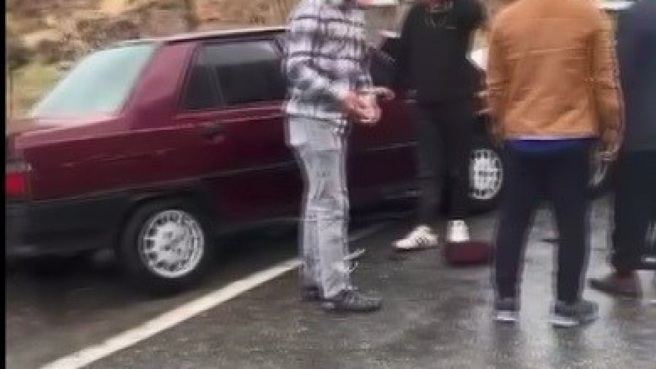İki aracın karıştığı kazada 4 kişi yaralandı