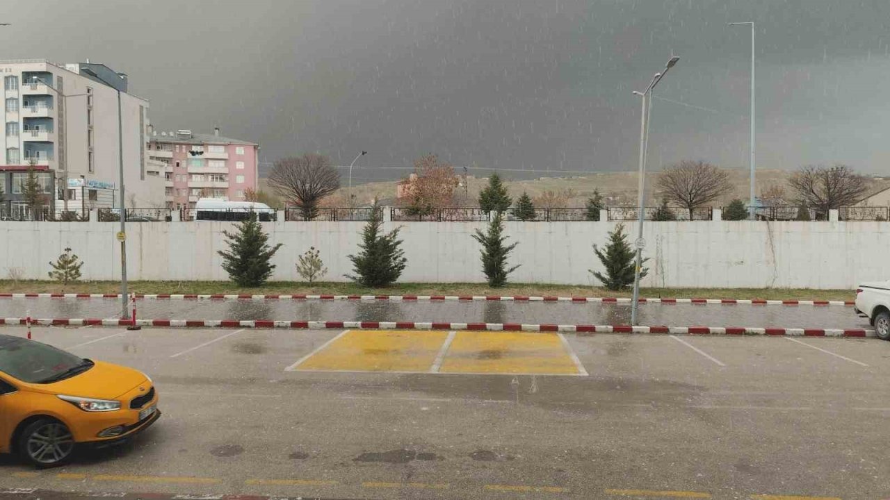 Erciş’te fındık büyüklüğünde dolu yağdı