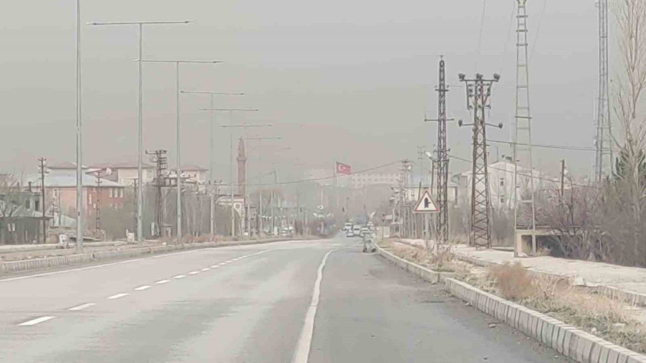 Van'ın kent merkezi toz bulutuyla kaplandı