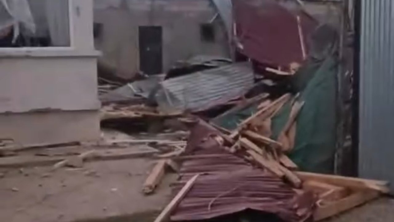 Van’ın İpekyolu ilçesinde şiddetli rüzgar etkili oldu