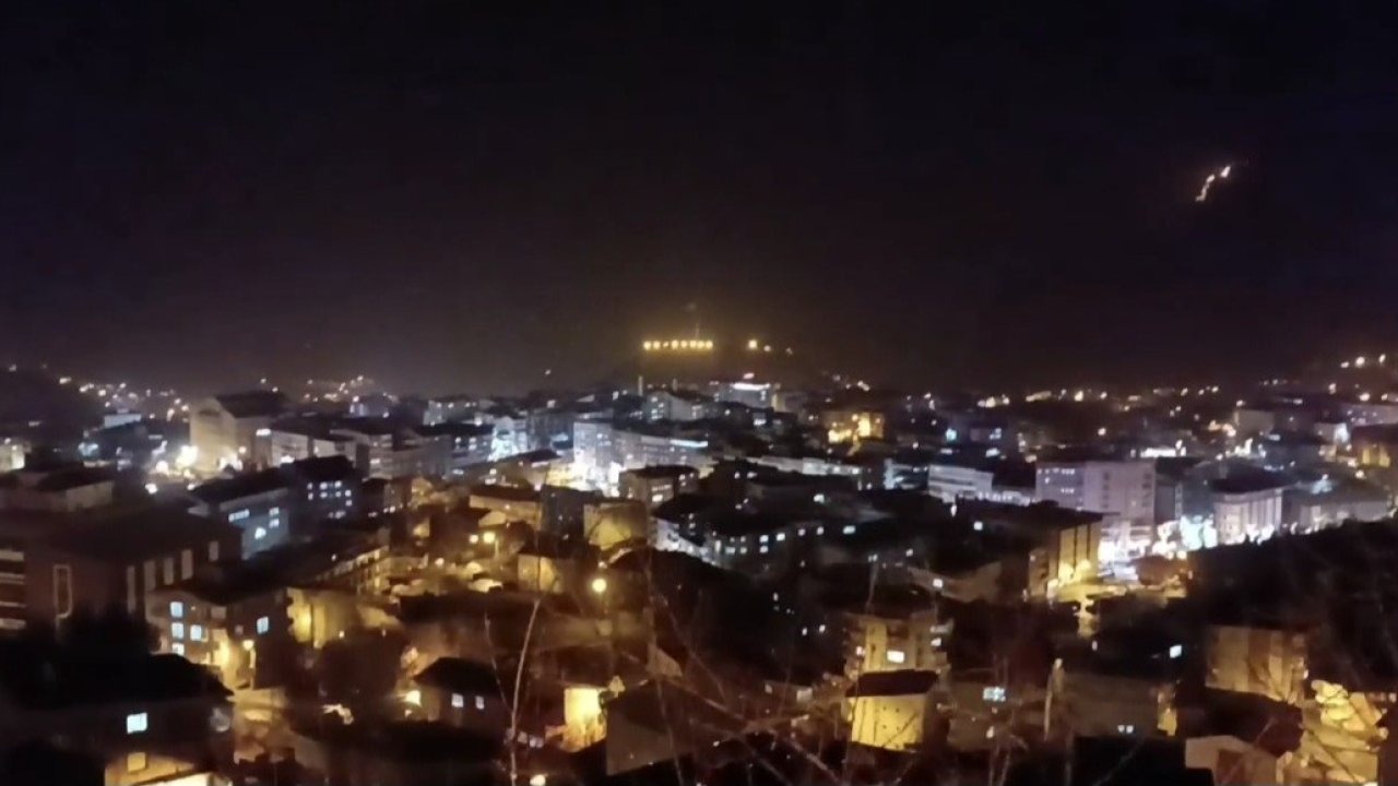 Hakkari’de şiddetli rüzgar çatıyı uçurdu: O anlar kamerada