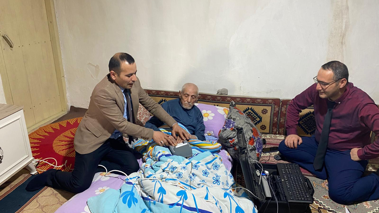 Ağrı’da Yatağa Bağımlı Vatandaşın Kimliği Evinde Yenilendi