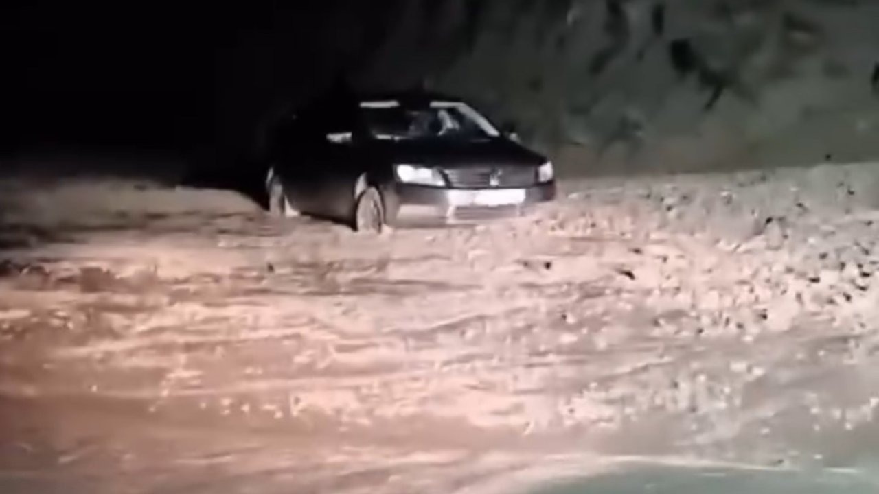 Yüksekova’da sel sularında mahsur kalan sürücüyü belediye ekipleri kurtardı