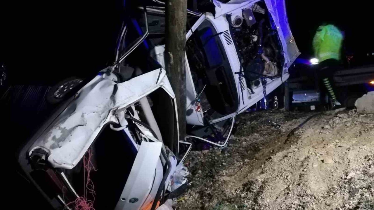 Otomobil aydınlatma direğine çarptı: 1 ölü, 2 yaralı