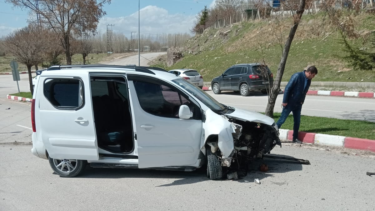 Erciş Sahil Yolu’nda Yarış Kazaya Neden Oldu