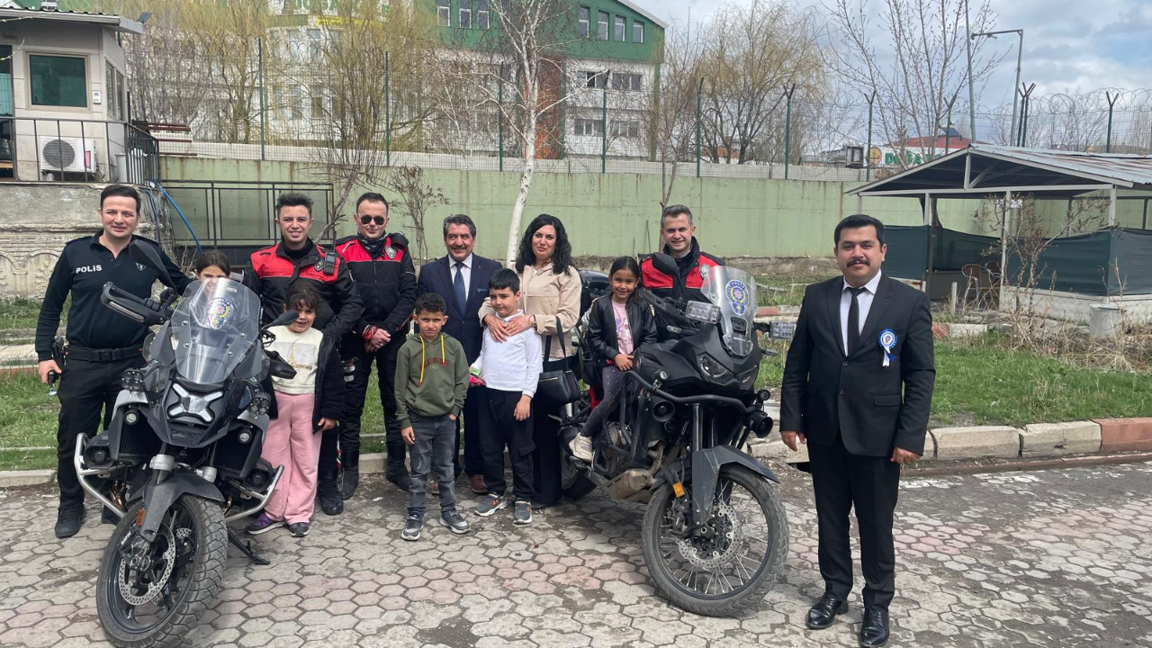 Ağrı’da öğrenciler polislerin gününü kutladı