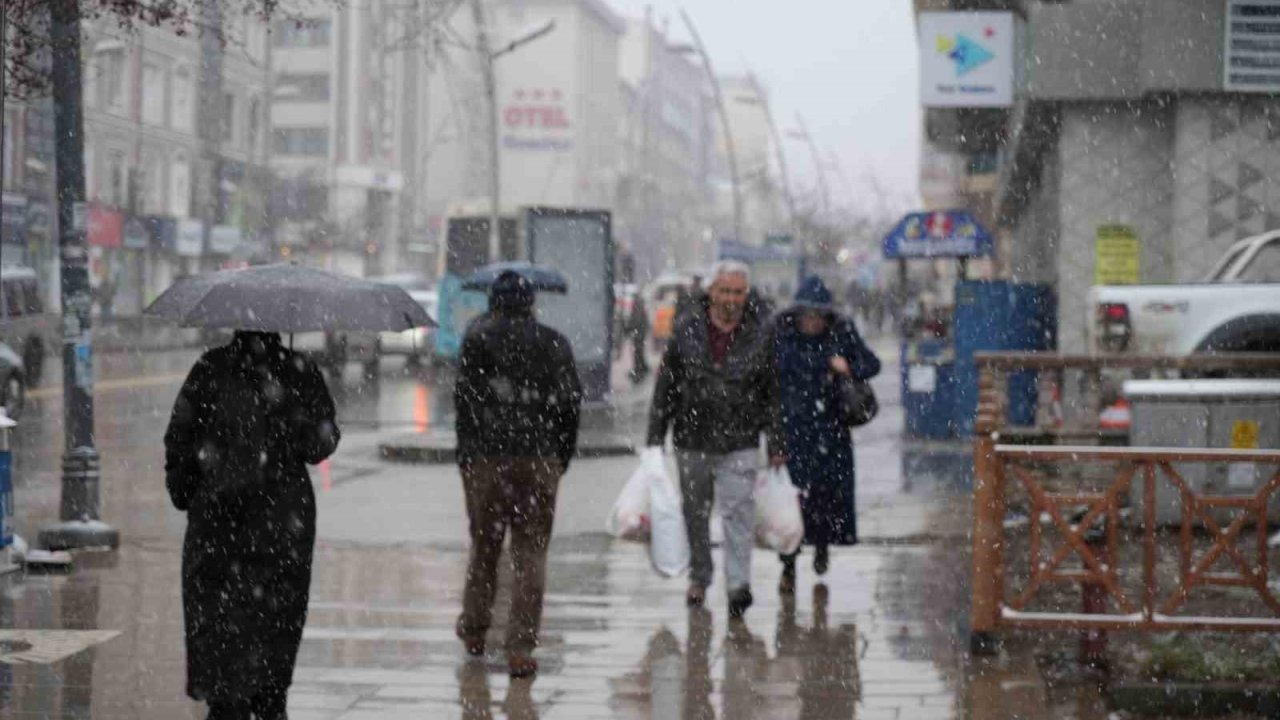 Erzurum’a baharla gelen kar