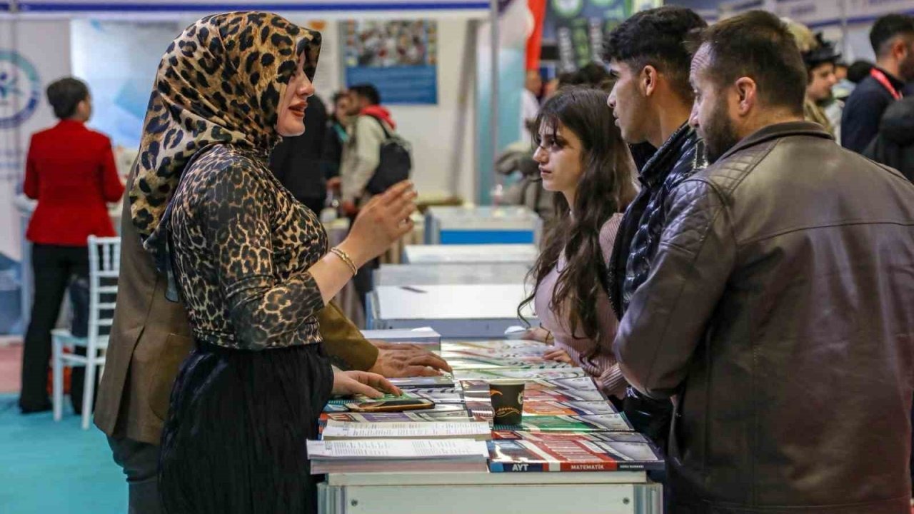 Van Büyükşehir Belediyesi, Doğu Anadolu Kariyer Fuarı’nda stant açtı