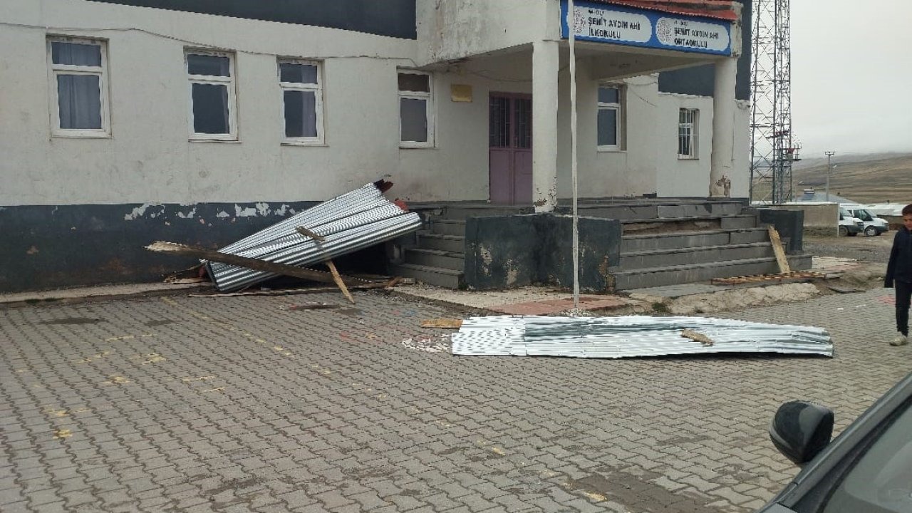 Van'da fırtına hasara neden oldu