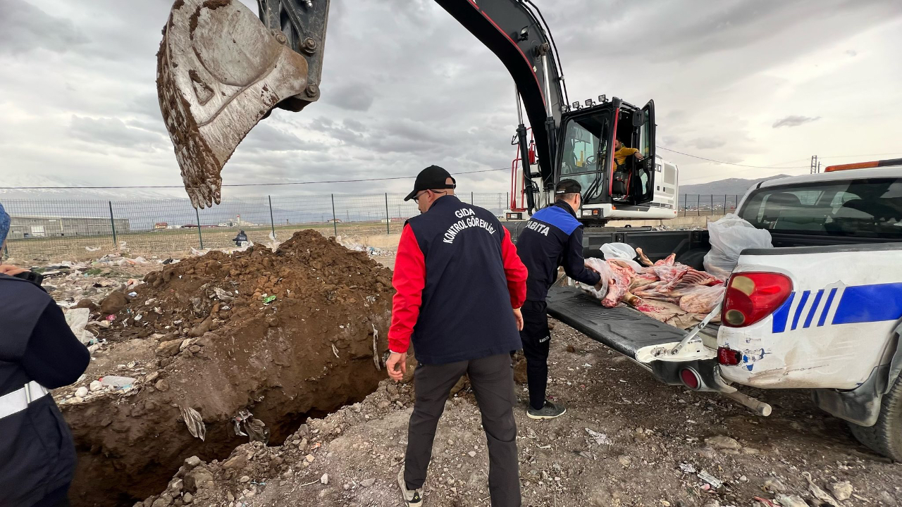 Ağrı’da açıkta satılan 150 kilogram et imha edildi