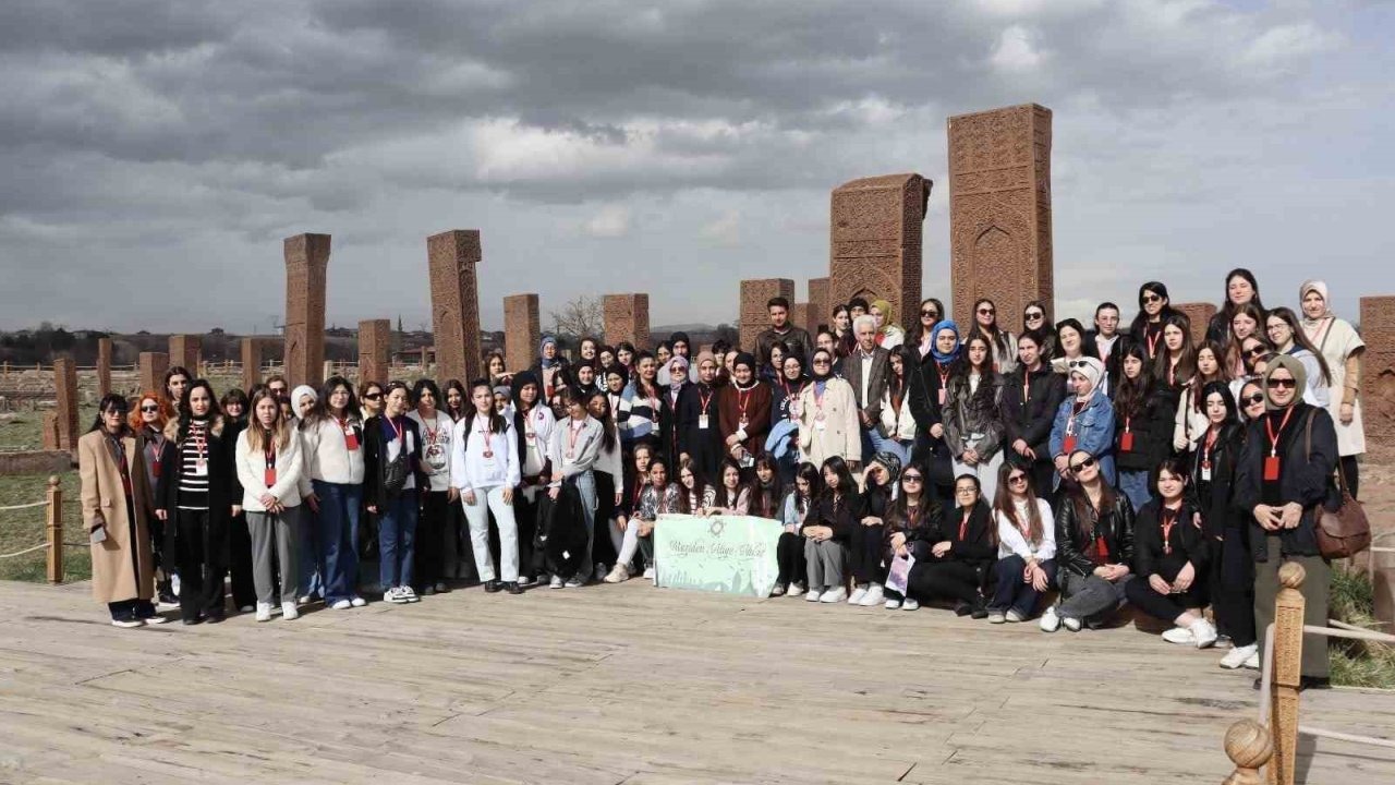 11 ilden gelen öğrenciler Ahlat’ın tarihi mekanlarını gezdi