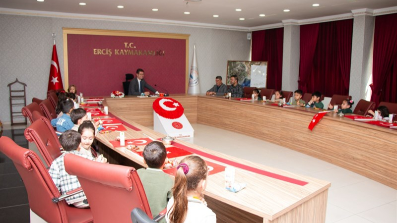 Ercişli Emrah İlkokulu Öğrencilerinden Kaymakam Karaloğlu’na Ziyaret