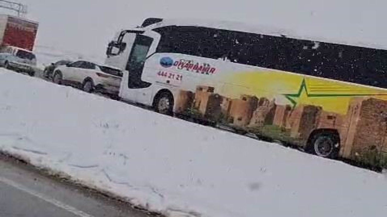 Karlıova-Erzurum karayolunda kar nedeni ile uzun araç kuyruğu oluştu