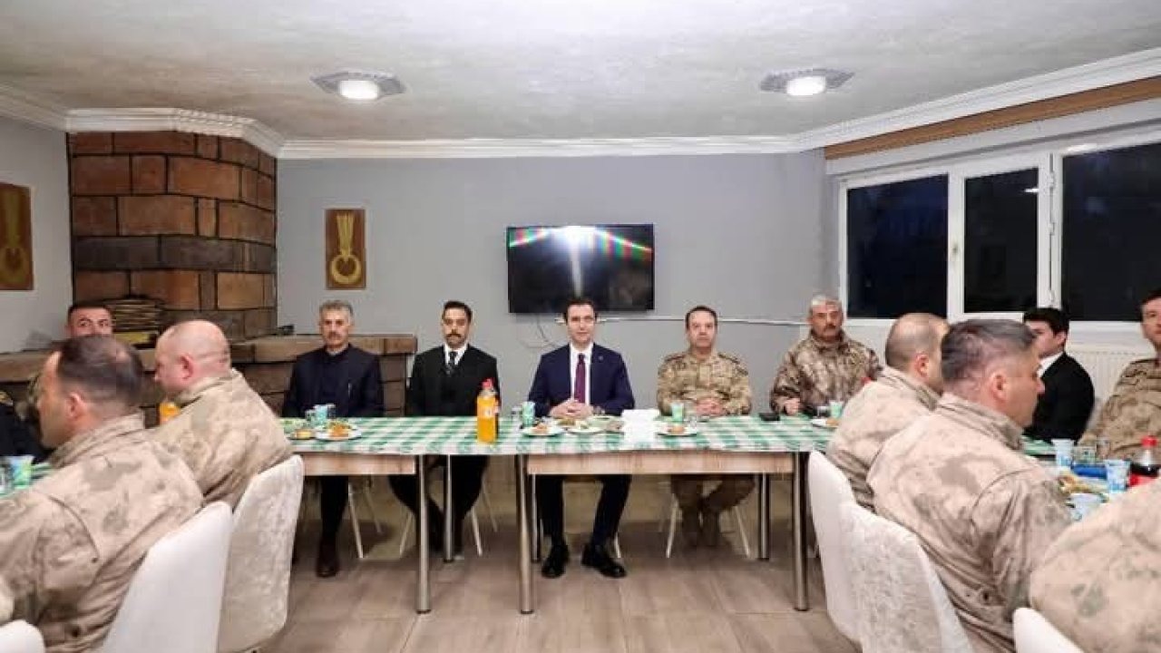 Vali Karakaya Mehmetçiklerle bir araya geldi