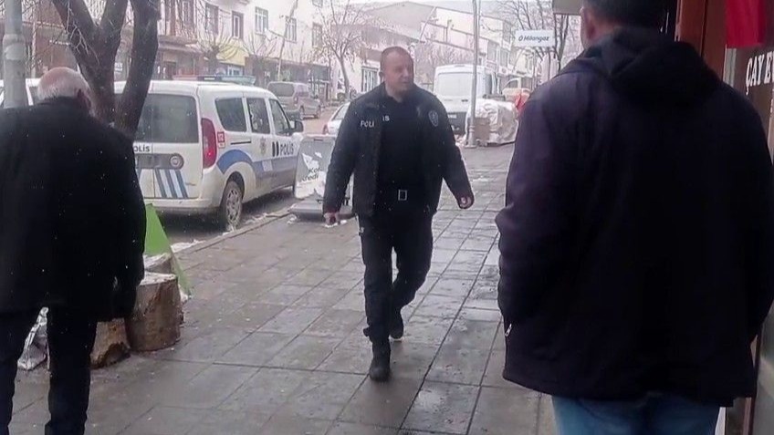 Polise sürpriz, kavga ihbarına gittiler, çay ikramıyla karşılandılar