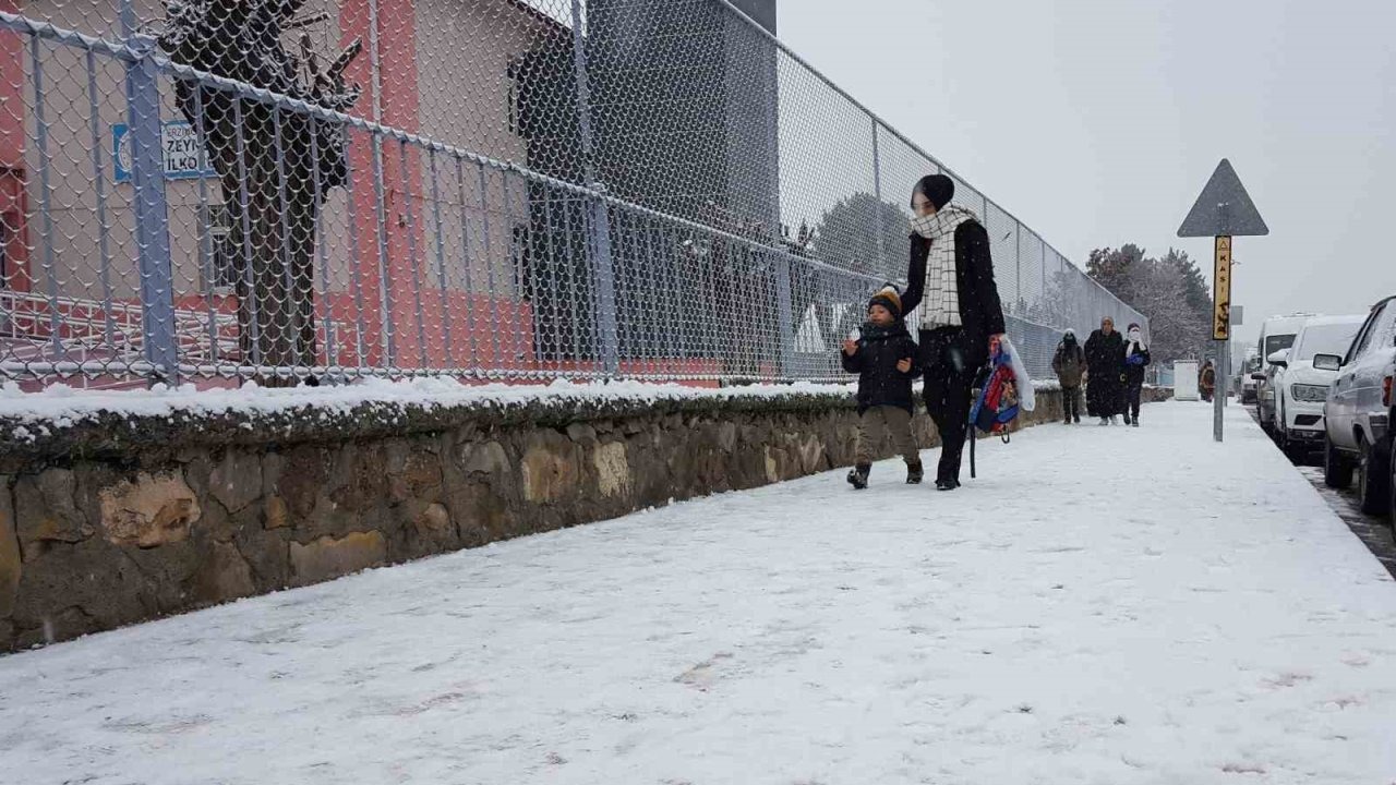 Erzincan ilkbaharda kışı yaşıyor