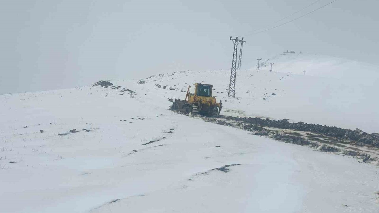 Hakkari’de 2 köy ve 1 mezra yolu ulaşıma kapandı