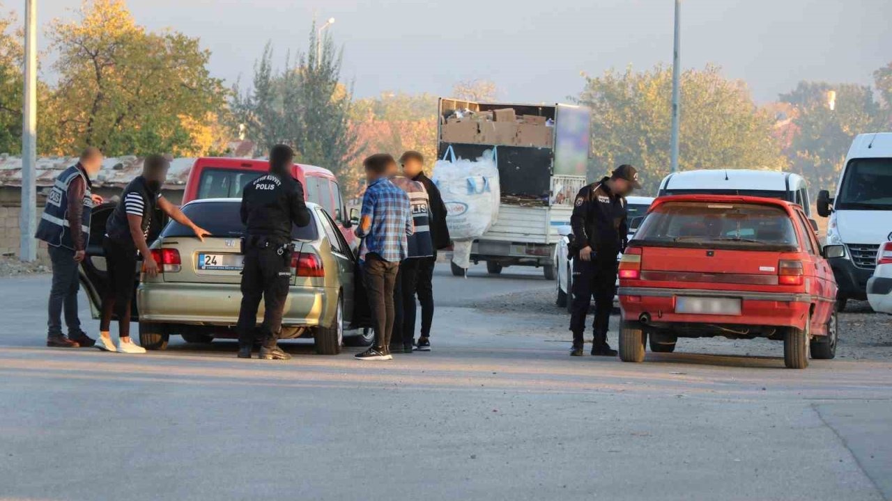 Polis aranması bulunan 25 şahsı yakaladı