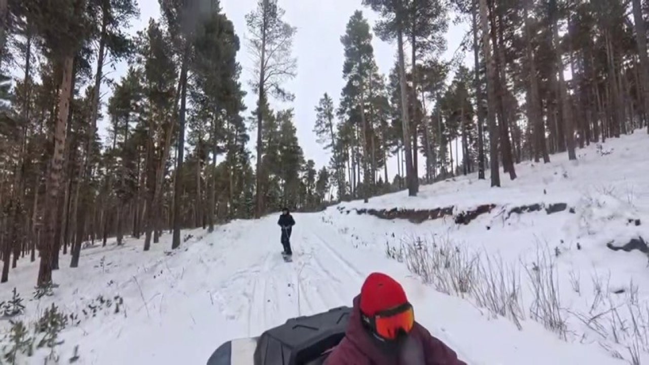 Kars’ta 2 kişi ATV araca bağladığı halatla snowboard yaptı