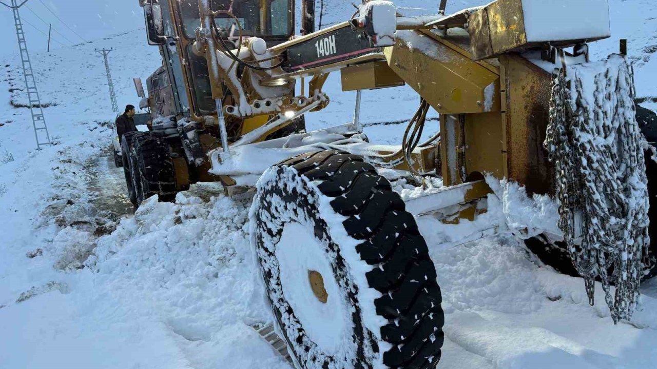 Tatvan’da 3 köy yolu ulaşıma kapandı