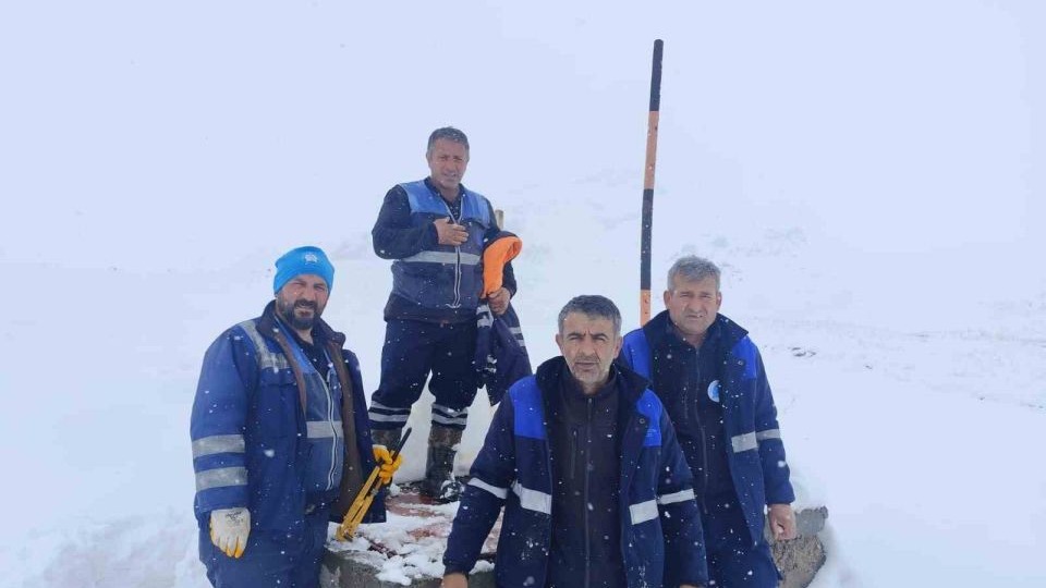 Hakkari’de su kesintisi ekiplerin zorlu mücadelesiyle giderildi