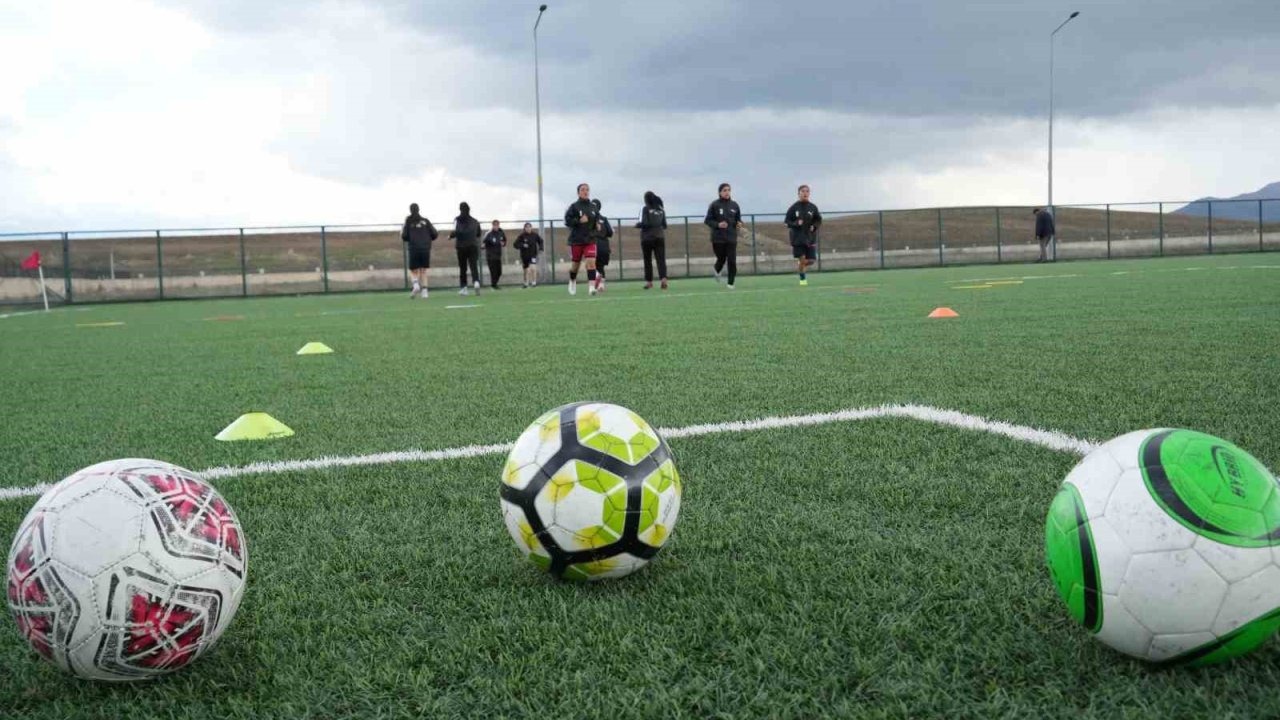 Erken yaşta evliliğe karşı kurulan kadın futbol takımı 2. Lig yolunda