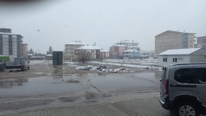 Erciş’te Kar Yağışı; Çiftçi Sevindi