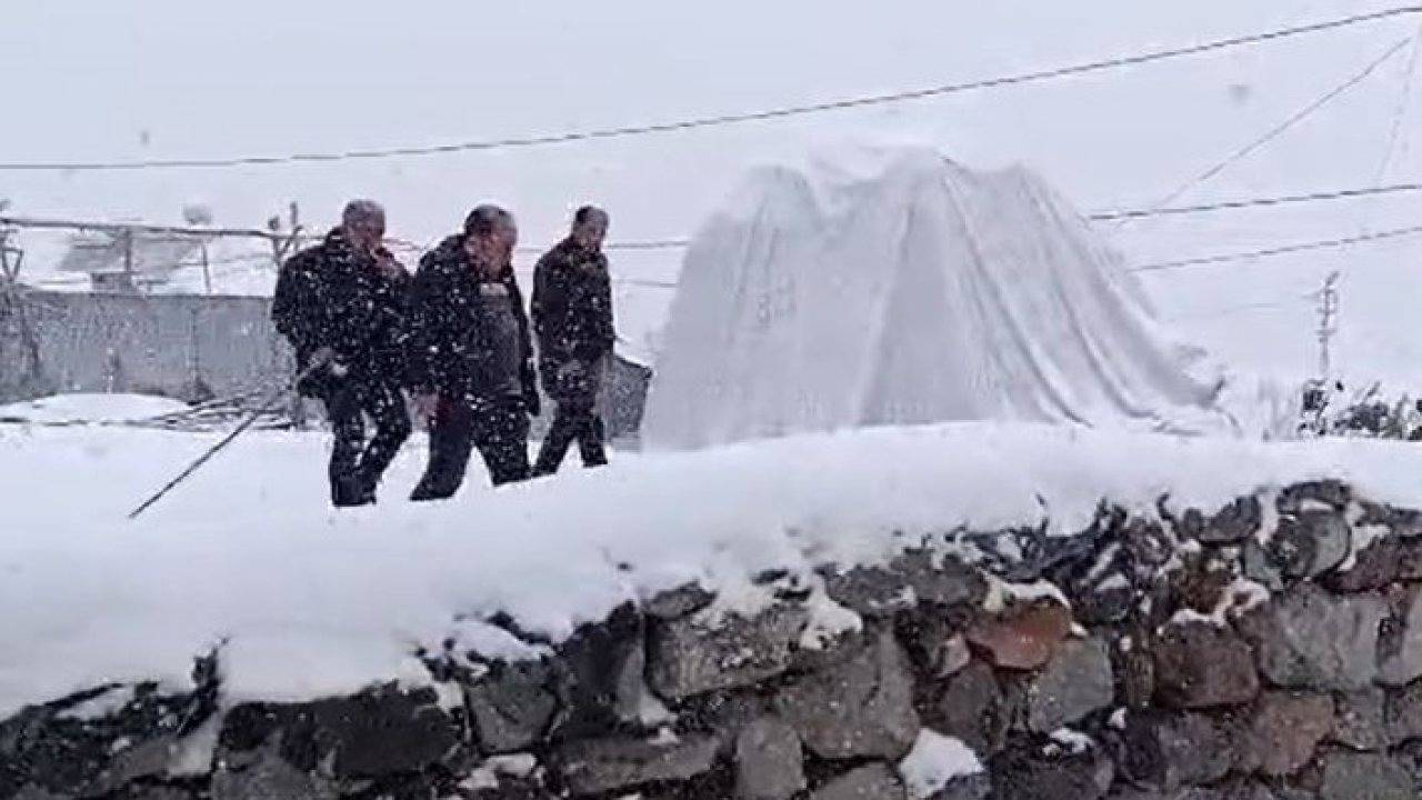 Ardahanlı köylüler güne kar yağışıyla uyandı