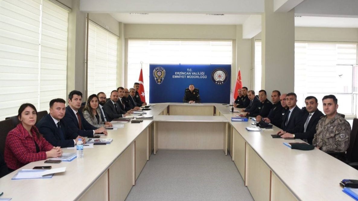 Erzincan İl Emniyet Müdürü Zafer Baybaba, birim amirleriyle toplantı yaptı