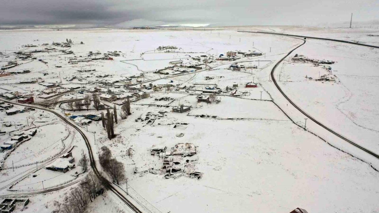Kars’ta kar 11 köy yolunu kapattı