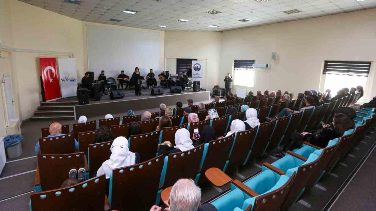 Van Büyükşehir Belediyesi yaşlılara özel konser düzenledi