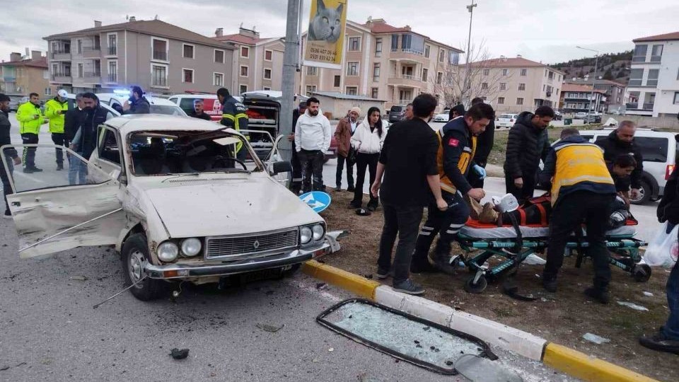 İki aracın karıştığı trafik kazasında 3 kişi yaralandı