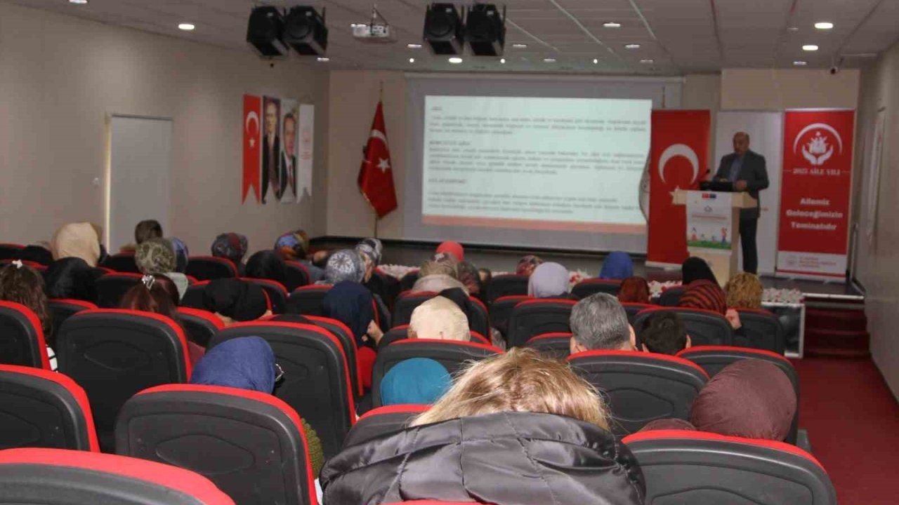 Erzurum’da aile yılı söyleşileri: Ailede şiddetsiz otorite ve koruyucu aile konuşuldu