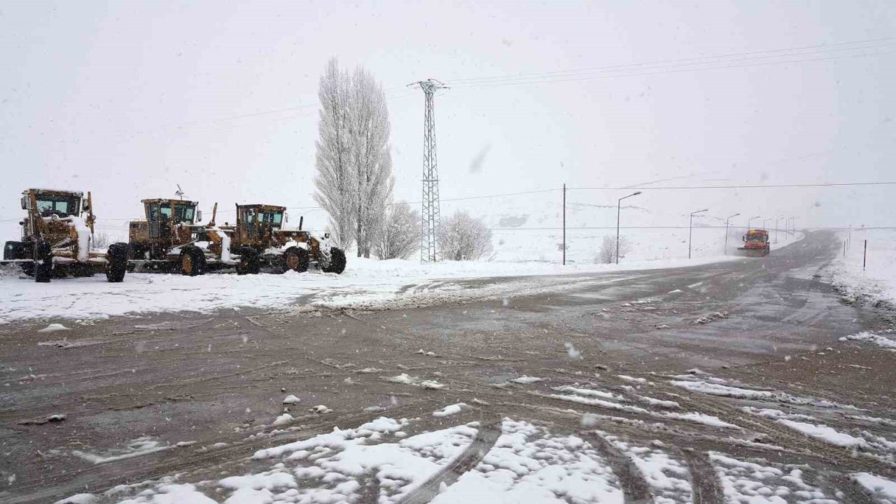 Erzincan’ın yüksek kesimlerinde kar yağışı aralıklı sürüyor