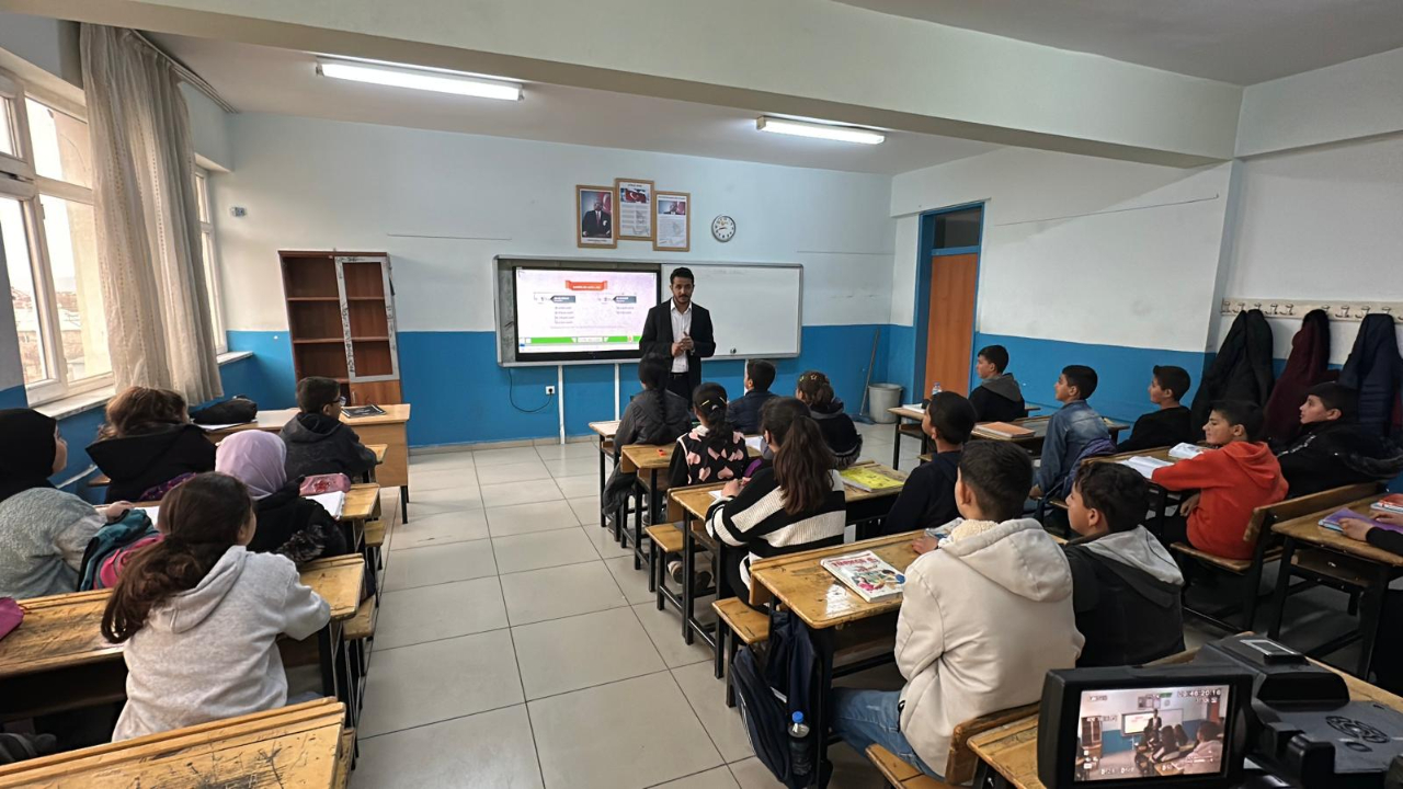 Ercişli Öğretmen Kardeşler Aynı Okulda Geleceğe Işık Tutuyor
