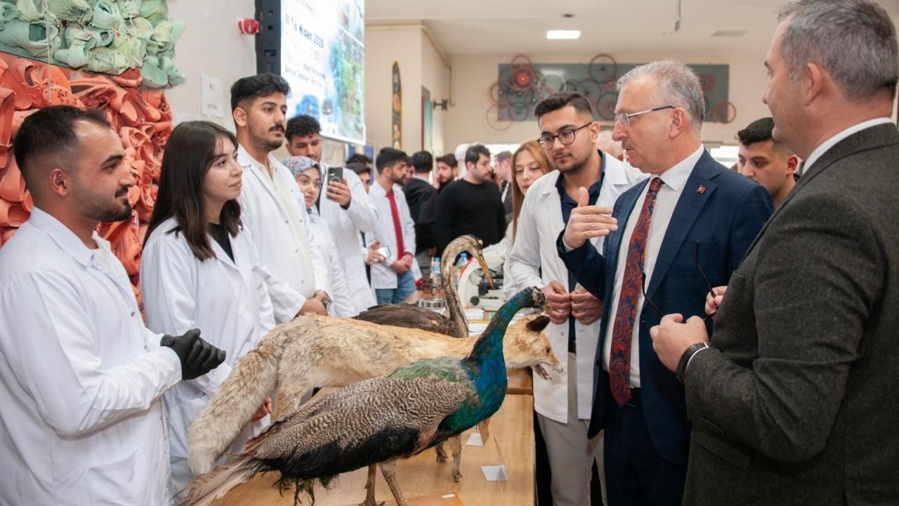 Rektör Levent, 16 Nisan Dünya Biyologlar Günü etkinliğine katıldı
