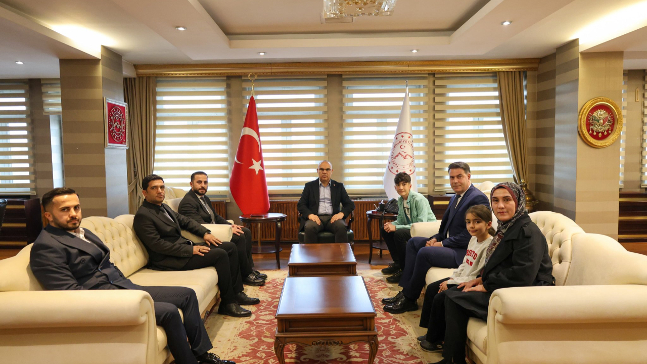 Ağrı’da “Kitap Kurdu” Yarışmasında Dereceye Giren Öğrencilerden Vali Koç’a Ziyaret