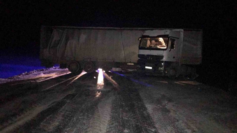Ardahan Ilgar Dağı’nda buzlanmadan kayan tır, yolu kapattı