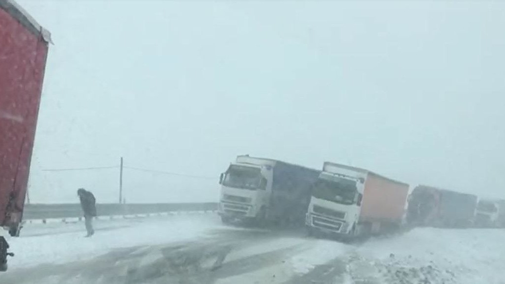 Ilgar Dağı’nda tipide onlarca tır mahsur kaldı