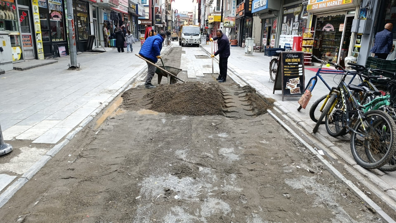 Ağrı Belediyesi Ekipleri Kent Genelinde  Çalışmalarını Sürdürüyor