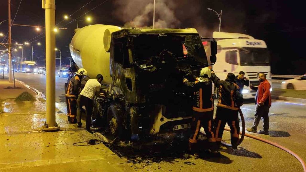 İş makinesi seyir halinde alev aldı