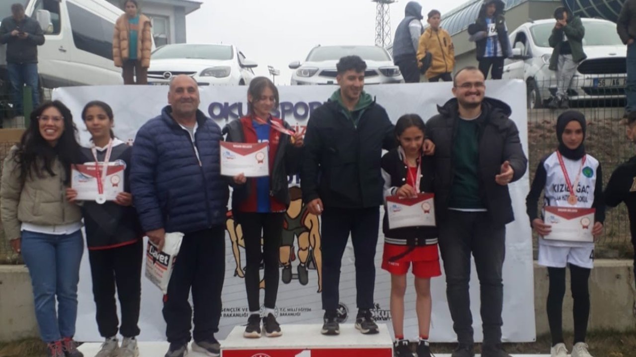 Erzincanlı Zeynep Tuzlacı Yüksek Atlamada grup birinciliği aldı
