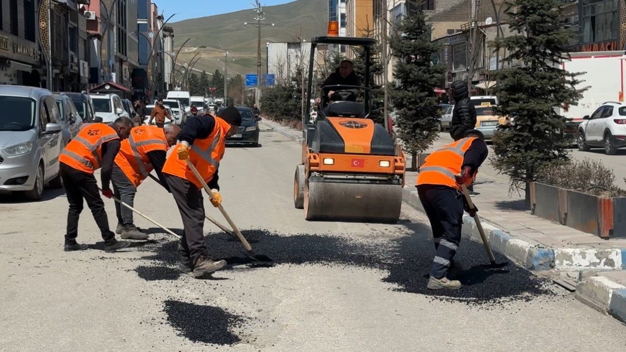 Karayolları, Yüksekova’nın çukurlu yolları için harekete geçti