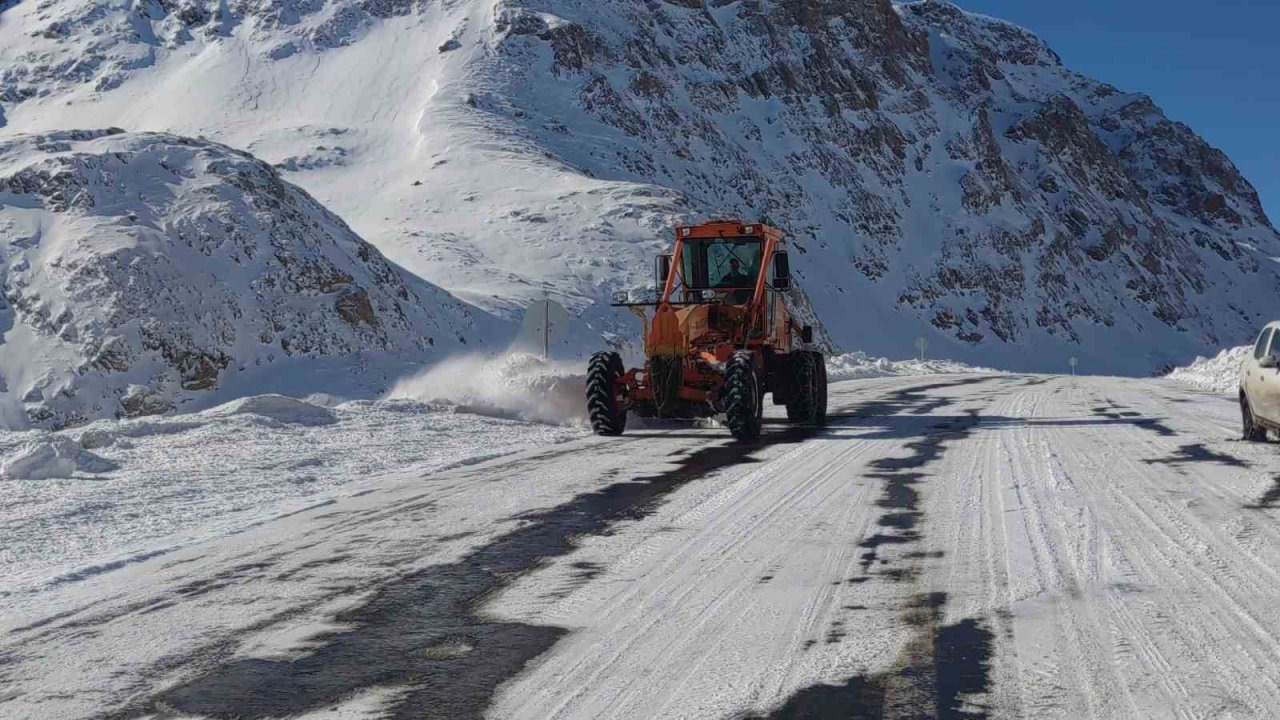 Van-Bahçesaray yolu ulaşıma açıldı