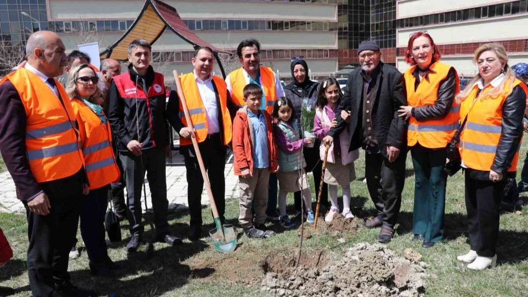 Van SBÜ Eğitim ve Araştırma Hastanesinde Alzheimer hastaları, nöroloji ve psikiyatri hastaları için meyve bahçesi oluşturdu