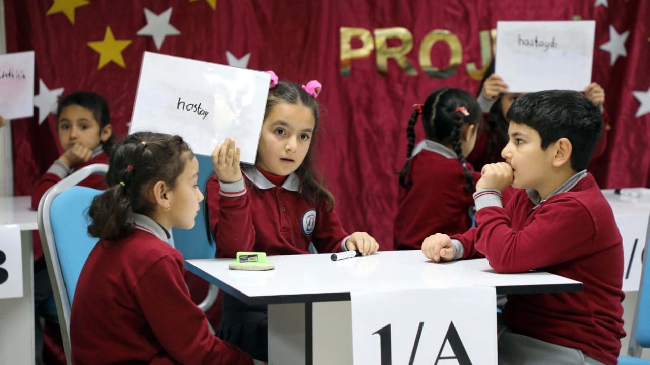 Ağrı’da “10 Kitap 10 Soru” projesiyle öğrenciler hem öğrendi hem eğlendi