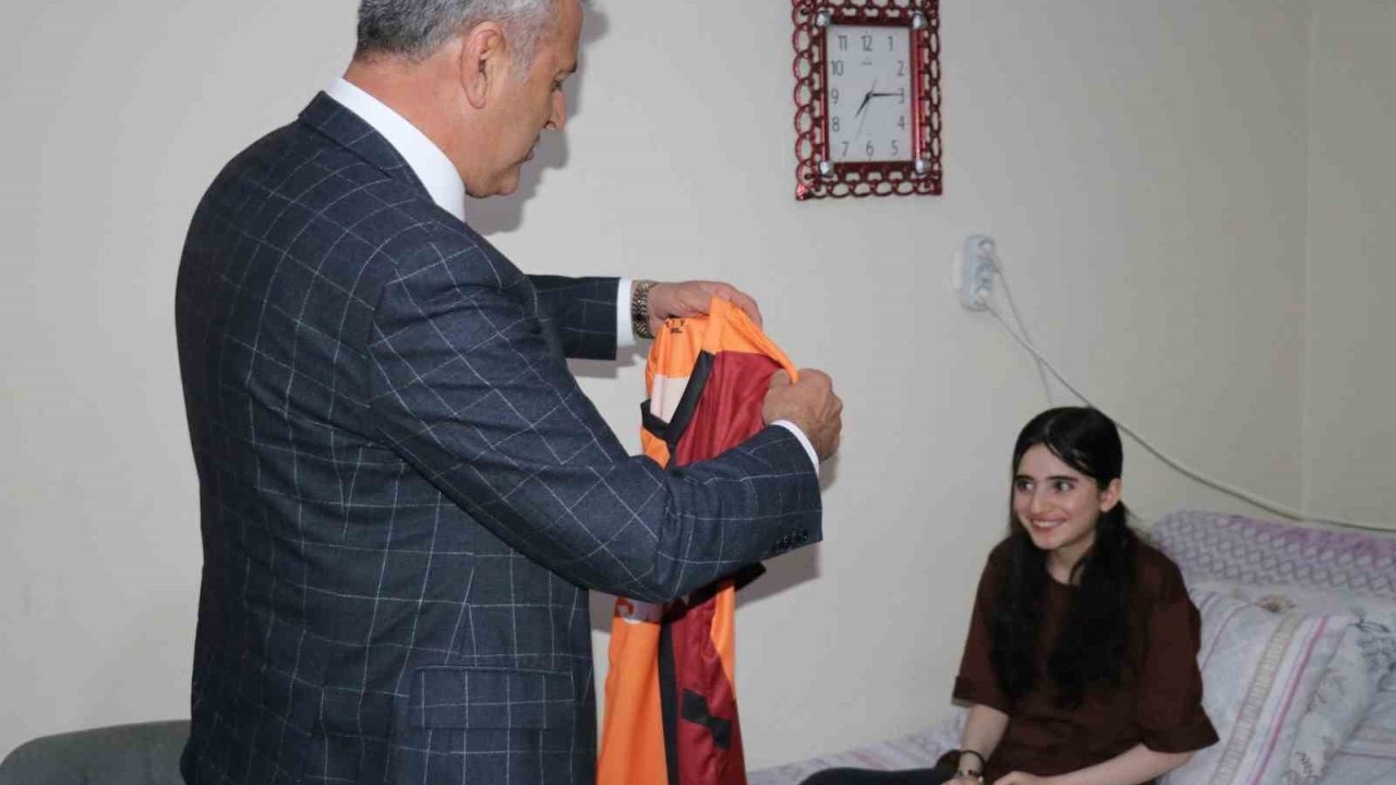 Van’da Galatasaraylı engelli kızın hayali gerçek oldu