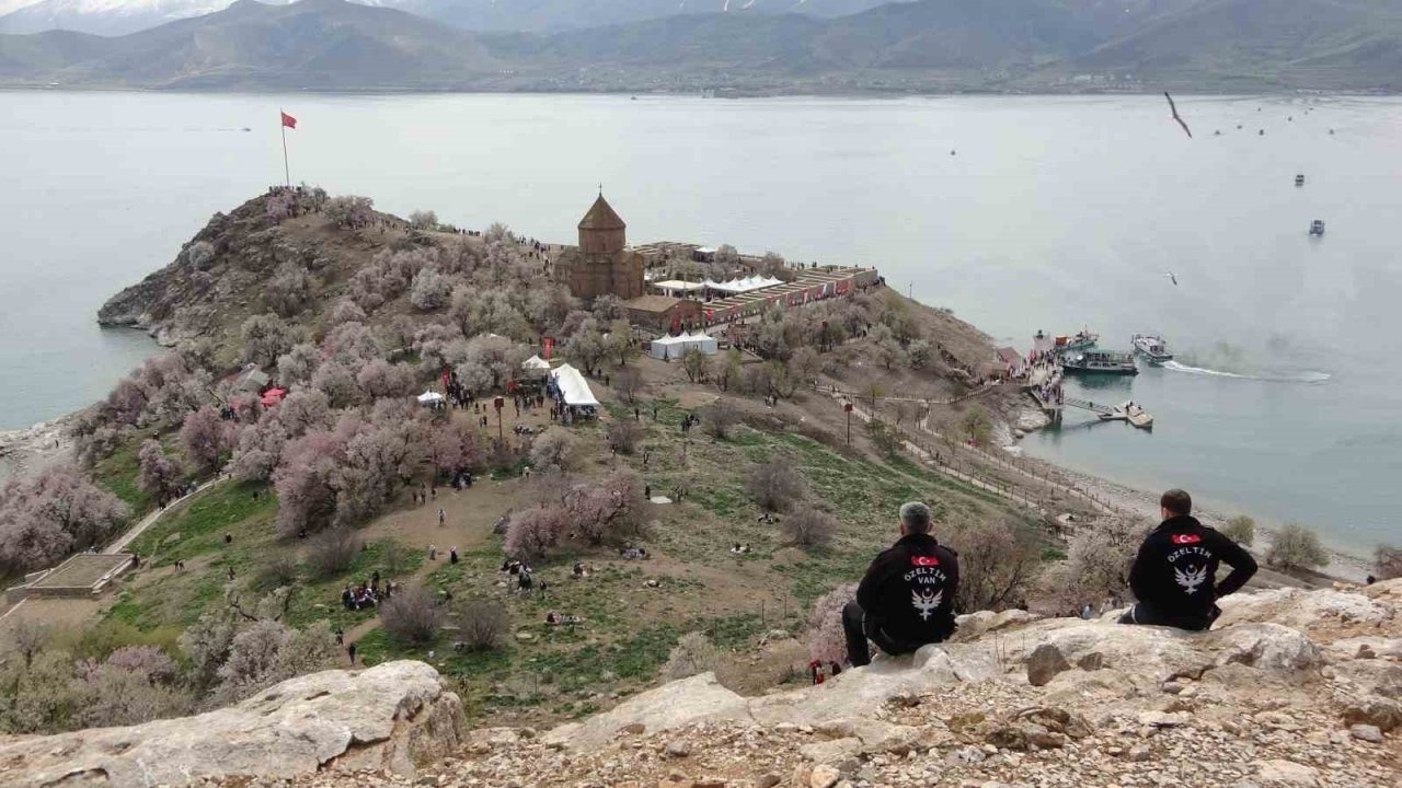 Van Akdamar Adası Badem Çiçeği Festivali